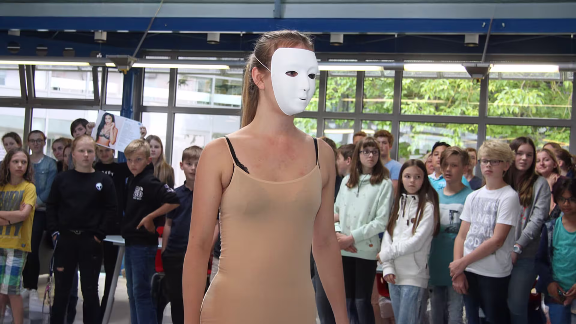 „Du bist schön!“- Bewegende Performance des Kunst-Hauptfachkurses