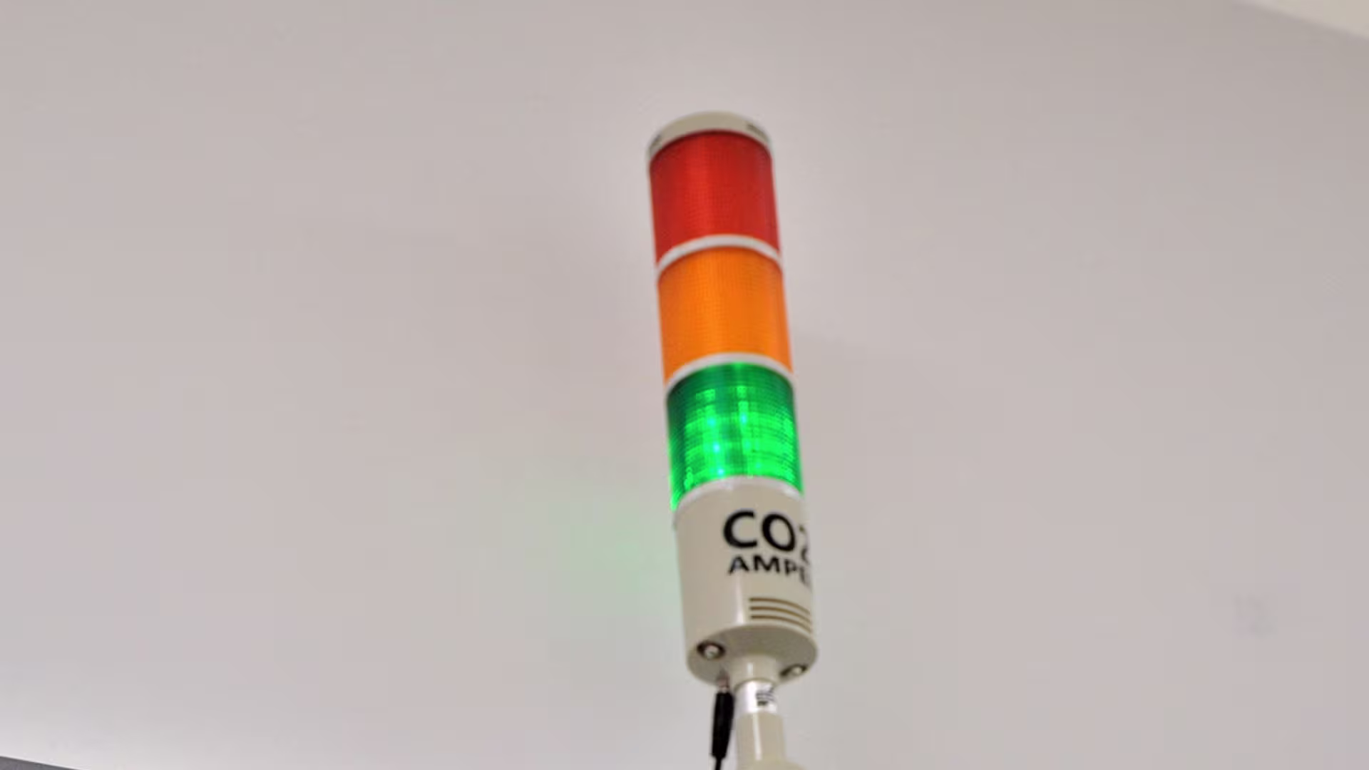 Raumluftreiniger und CO2-Ampeln in allen Klassenräumen