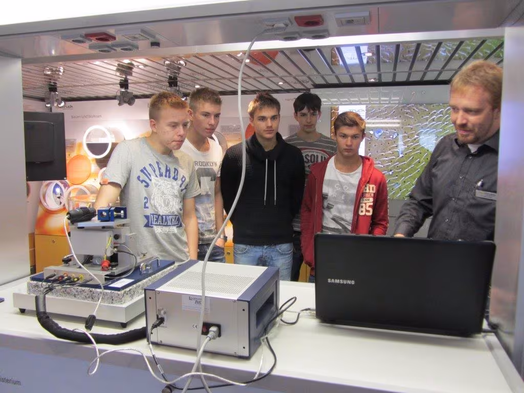 Nano-Truck besucht das Internatsgymnasium Schloss Torgelow