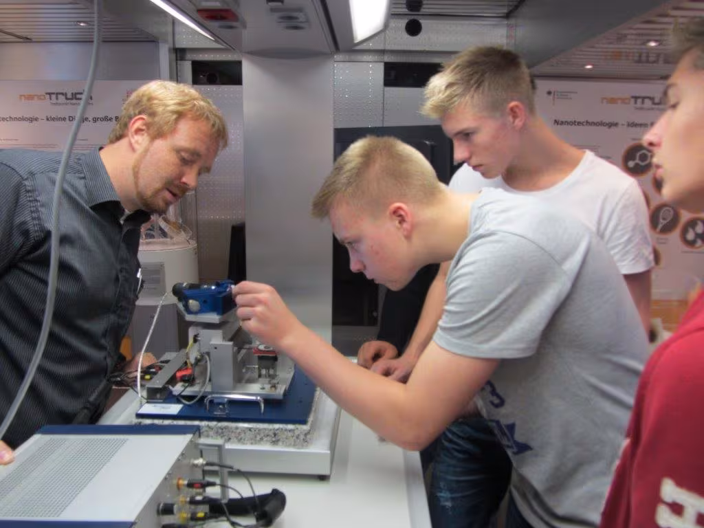 Nano-Truck besucht das Internatsgymnasium Schloss Torgelow