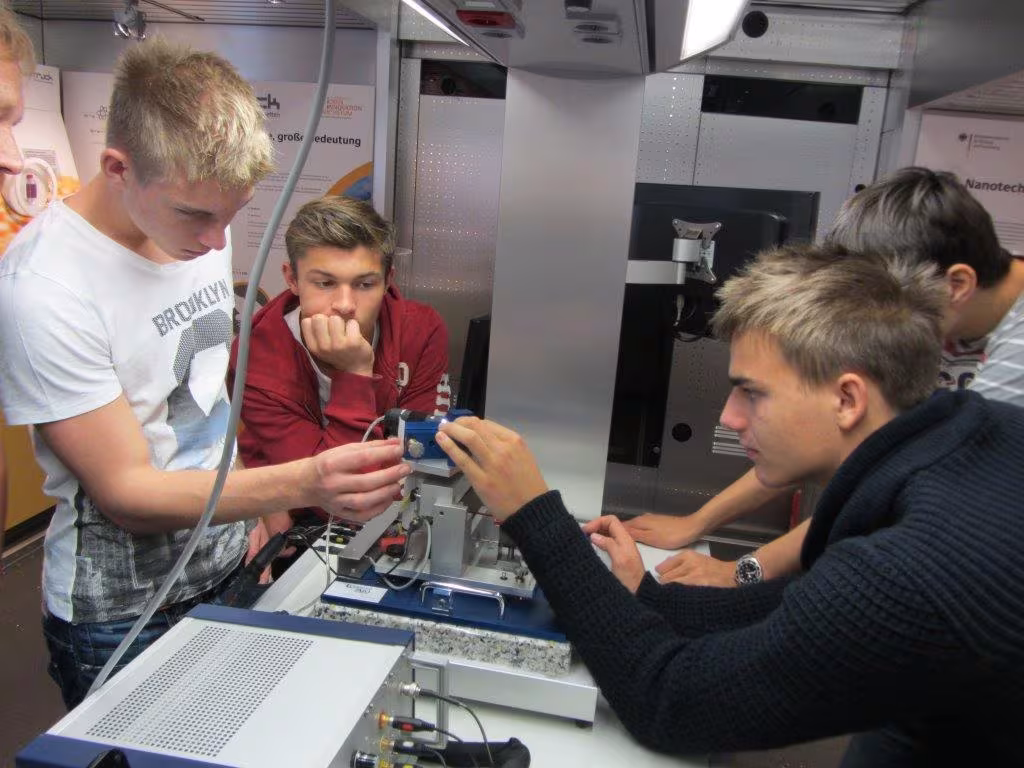 Nano-Truck besucht das Internatsgymnasium Schloss Torgelow