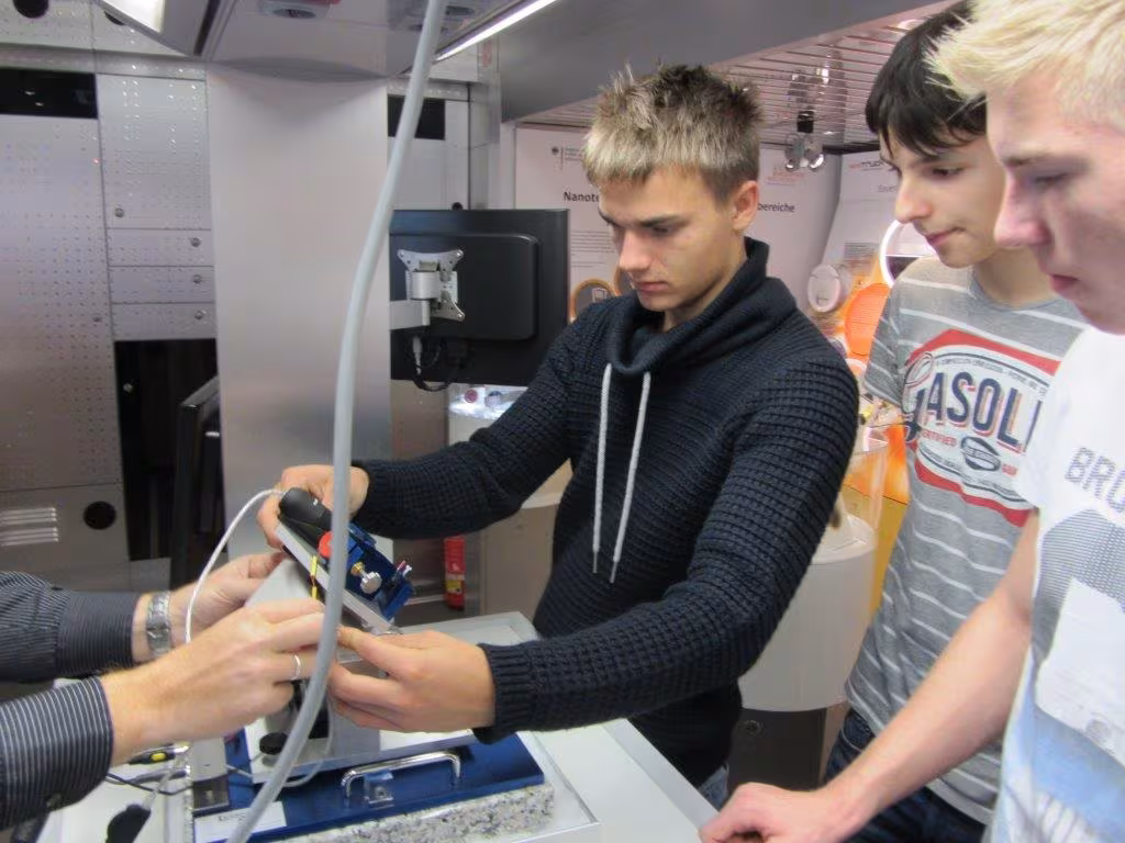 Nano-Truck besucht das Internatsgymnasium Schloss Torgelow