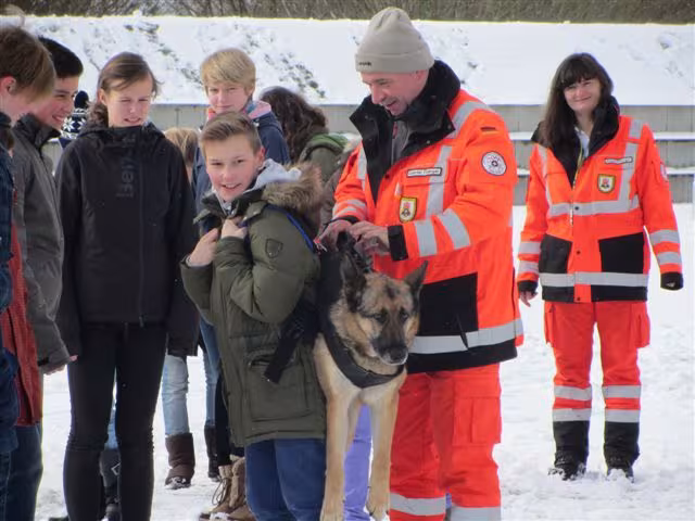 Neubrandenburger Hundestaffel erhält den Schloss Torgelow Vorbild Award
