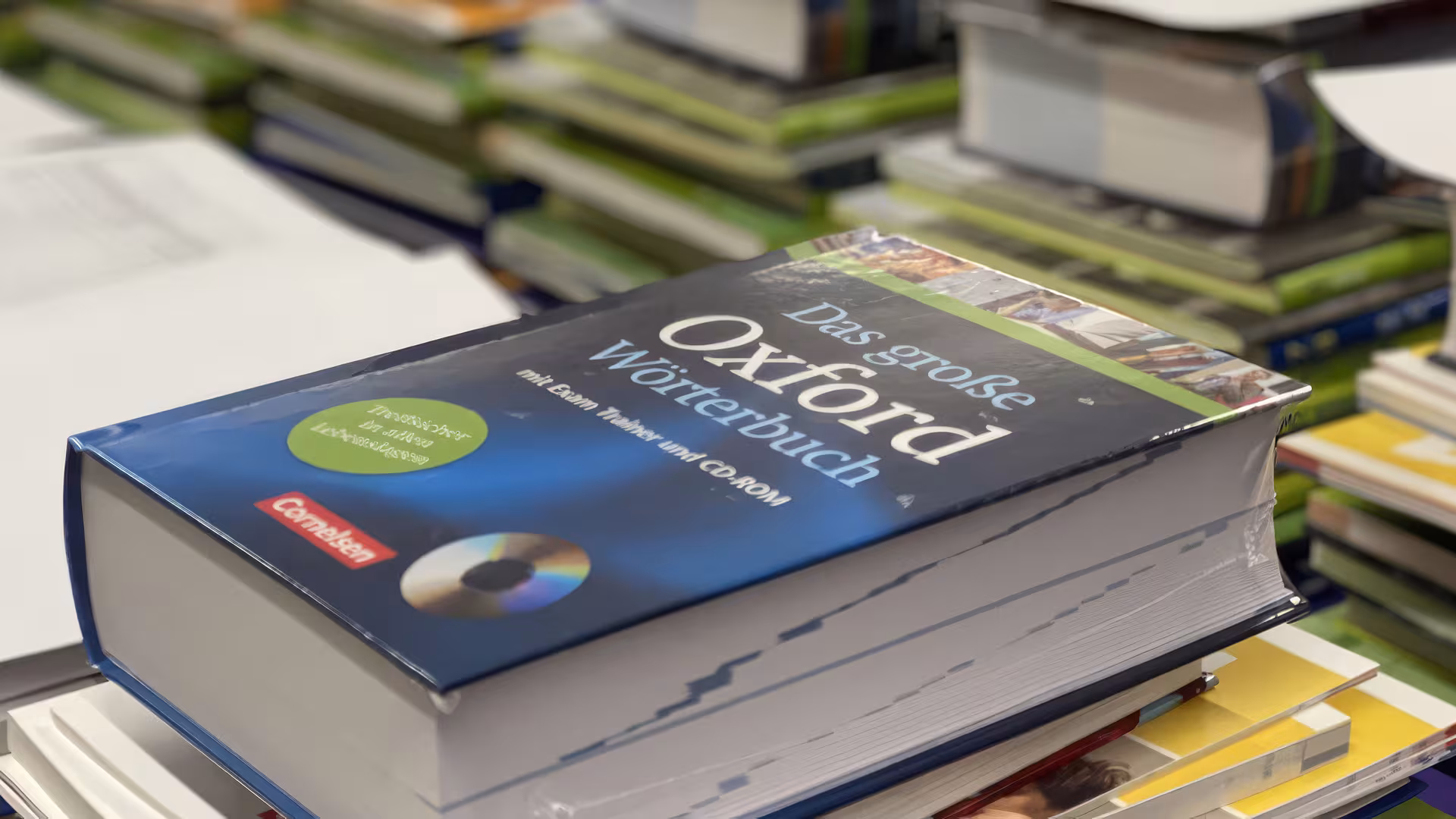 Die Bücherstapel liegen bereit