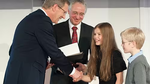 Enrica Wedig gewinnt den Preis des Bundespräsidenten Enrica und Steffen gewinnen als jüngste Teilnehmer den Geschichtswettbewerb des Bundespräsidenten 2011