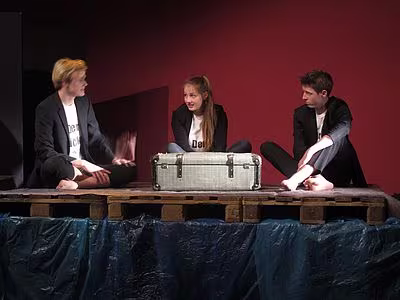 Theaterprojekt spielt Slavomir Mrozeks Groteske „Auf hoher See“ Theaterprojekt des Internats Schloss Torgelow