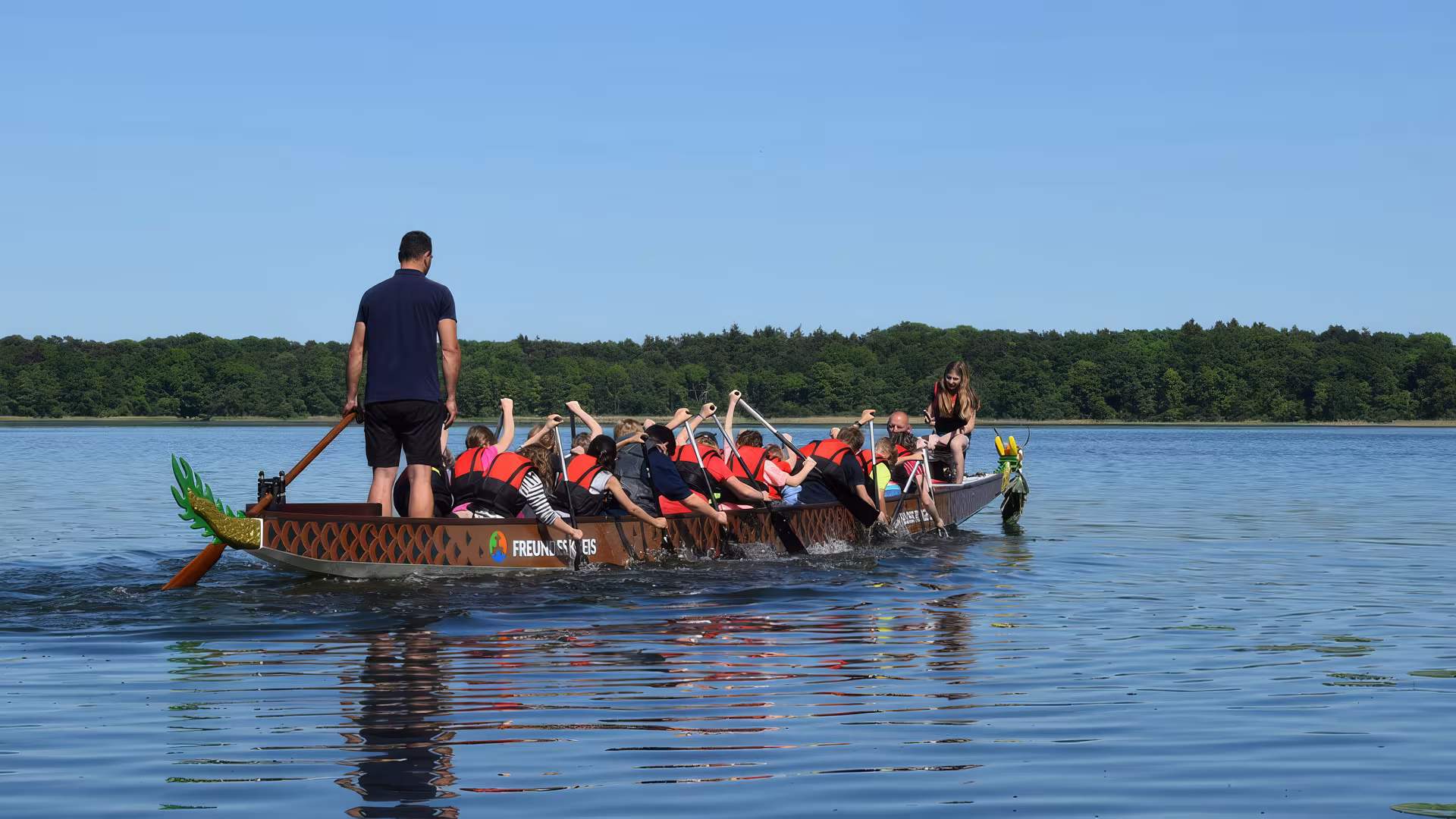 Bootstaufe: Freundeskreis von Schloss Torgelow spendet neues Drachenboot