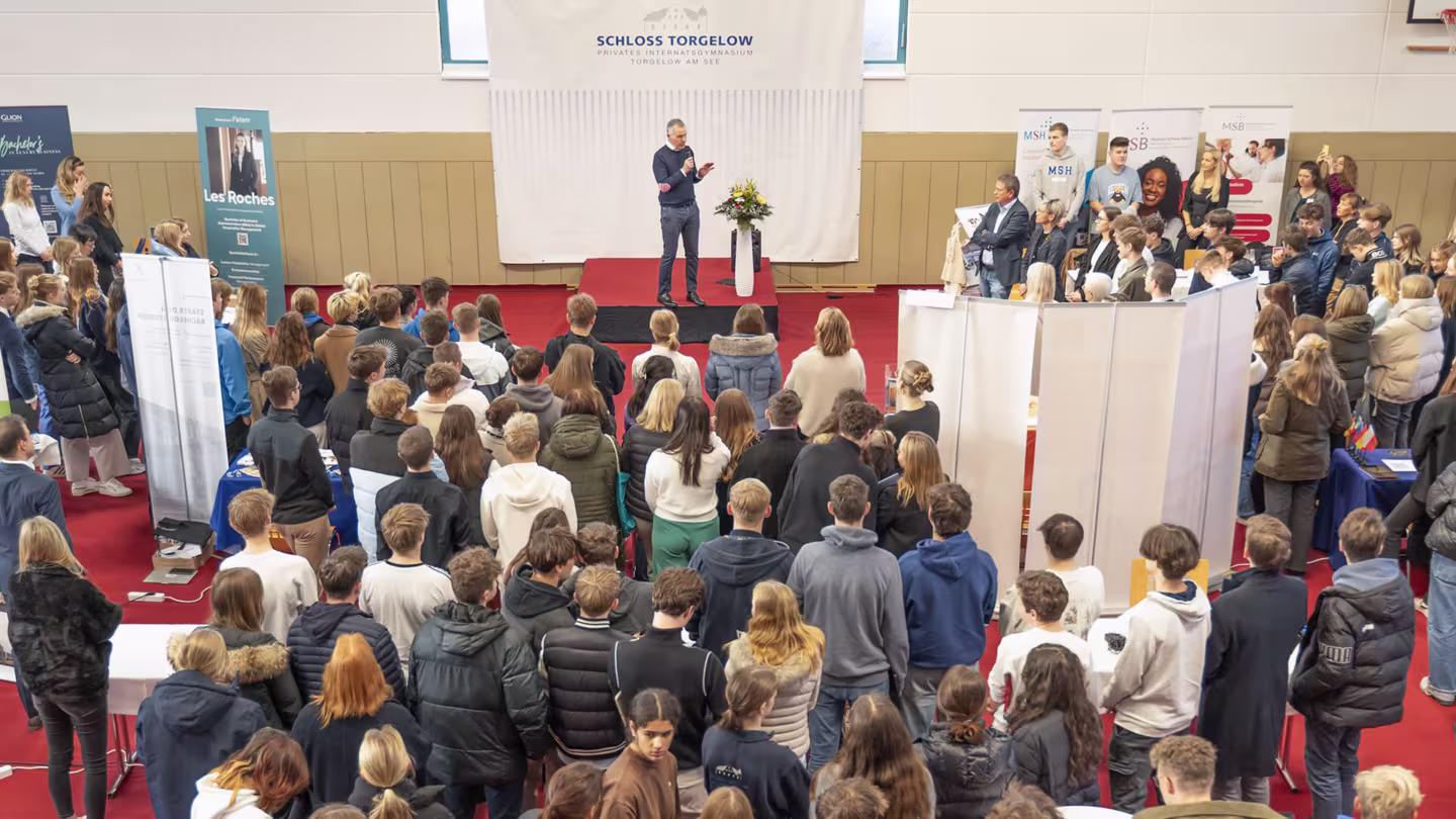Internatsleiter Markus Klein beim Messevortrag zur Berufsorientierung Internatsleiter Markus Klein beim Messevortrag zur Berufsorientierung