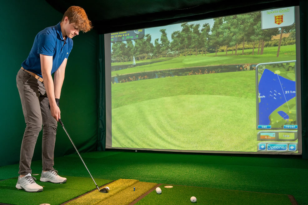 Indoor-Golfsimulator auf dem Campus Indoor-Golfsimulator auf dem Campus