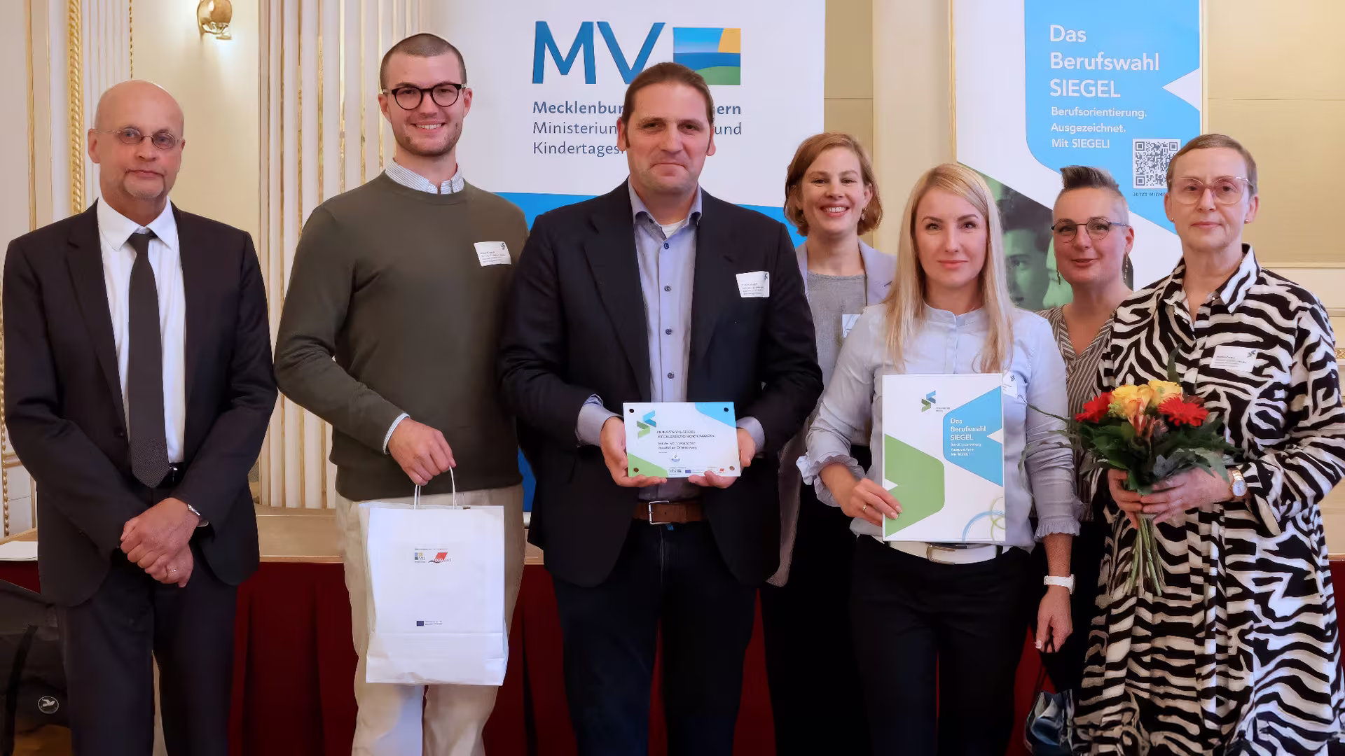 Schloss Torgelow erhält für vier weitere Jahre das Berufswahl-SIEGEL MV Schloss Torgelow erhält für vier weitere Jahre das Berufswahl-SIEGEL MV