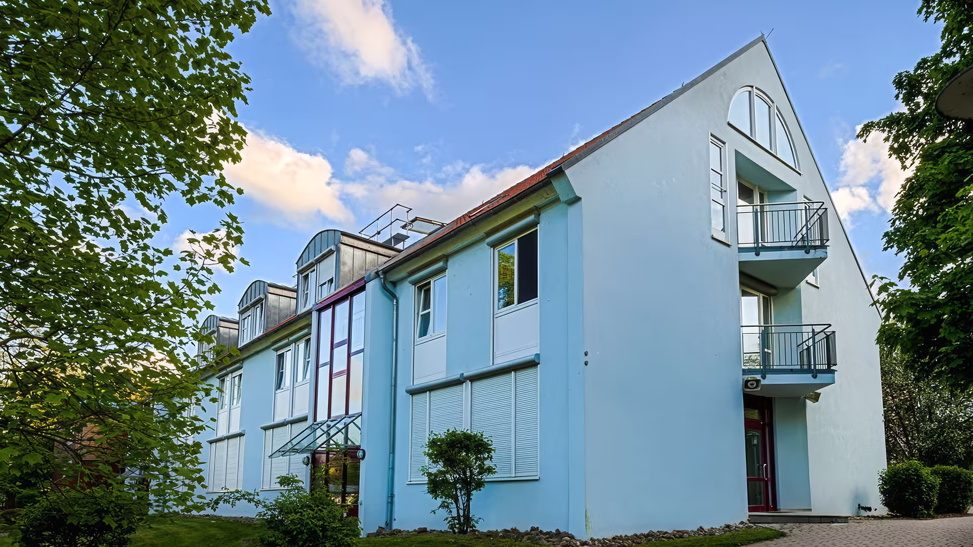 Internatsgebäude für Mädchen und Jungen der Mittelstufe