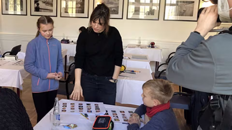 Nora Tschirner trainiert mit dem Gedächtnisprojekt