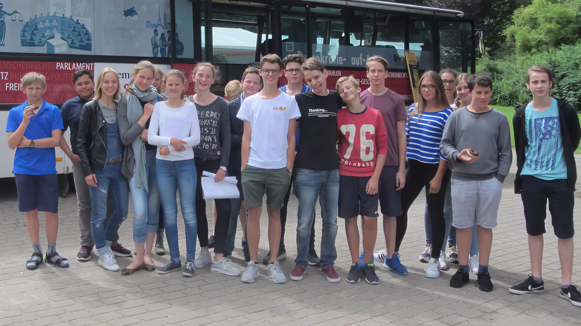 Demokratiebus des Landesinstituts für politische Bildung auf Schloss Torgelow