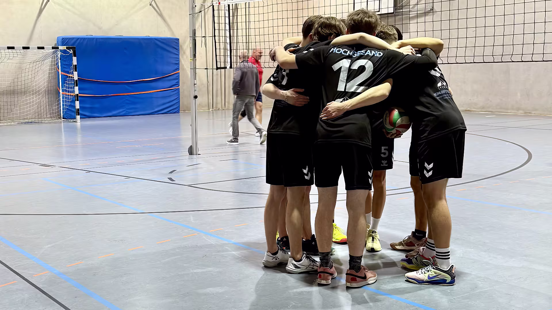 Teamprojekt Volleyball feiert Sieg in der Stadtliga Teamprojekt Volleyball feiert Sieg in der Stadtliga