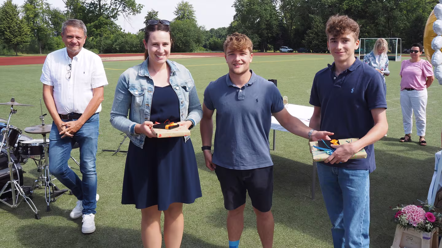 Rückblick, Auszeichnungen, Abschied – Schuljahresabschluss 2025 auf dem Sportplatz