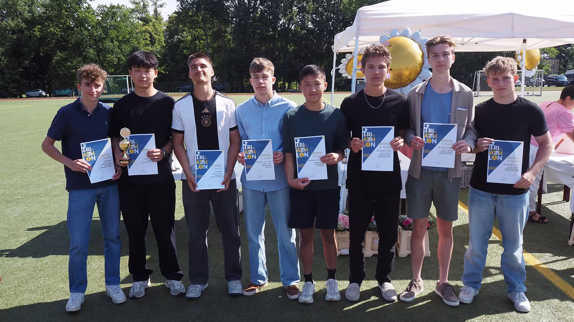 Rétrospective, distinctions, adieu – Clôture de l'année scolaire 2025 sur le terrain de sport.