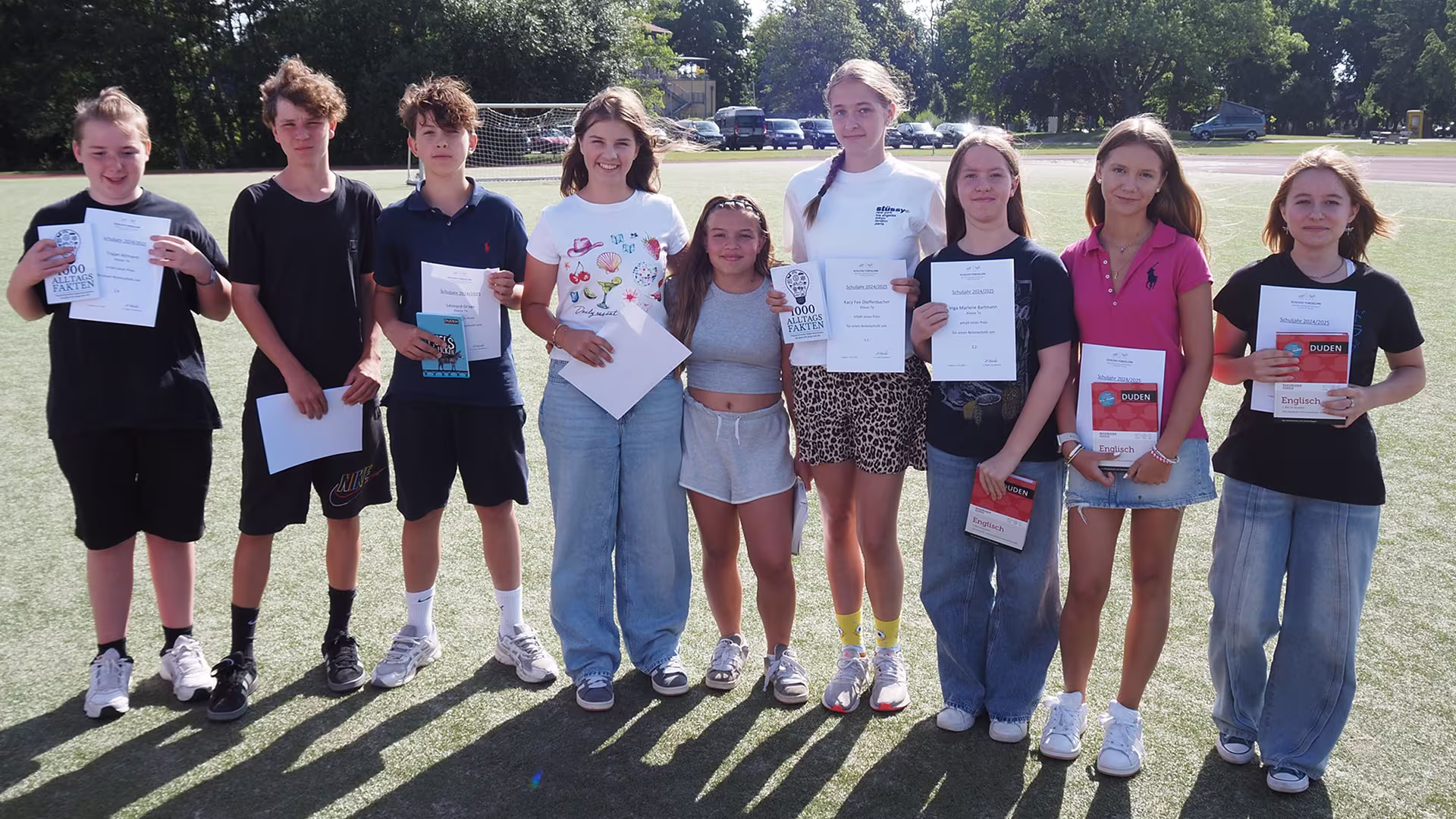 Retour sur l'année, récompenses, adieu – Clôture de l'année scolaire 2025 sur le terrain de sport.