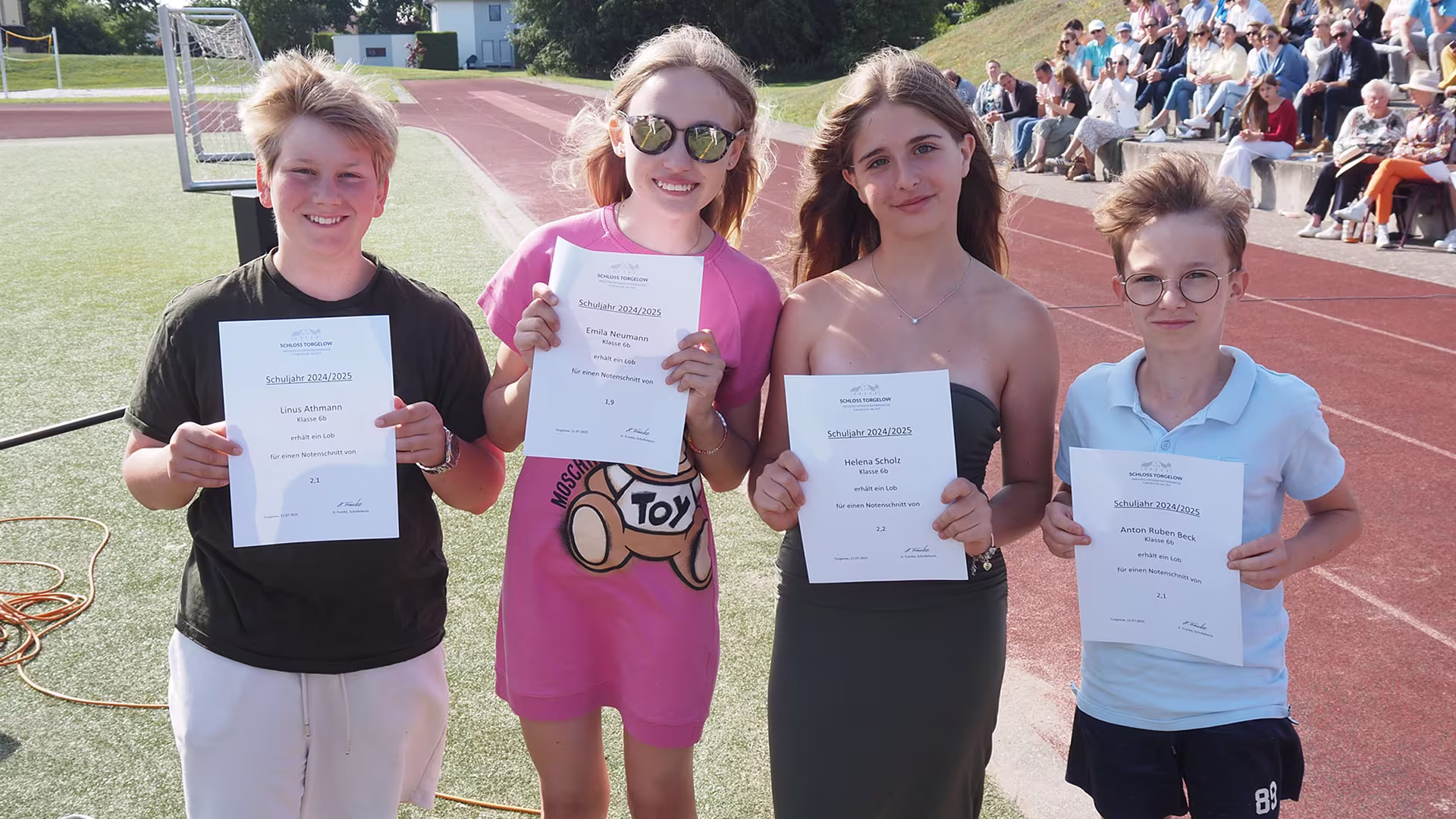 Rétrospective, récompenses, adieu – Clôture de l'année scolaire 2025 sur le terrain de sport.