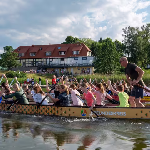 Höhepunkt im Internatsleben: das Bootsrennen auf Schloss Torgelow Bootsrennen auf Schloss Torgelow