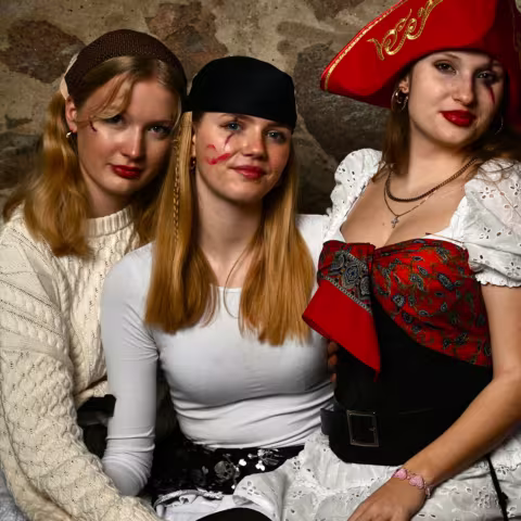 Höhepunkt im Internatsleben: die jährliche Faschingsparty Schülerinnen auf der jährlichen Faschingsparty