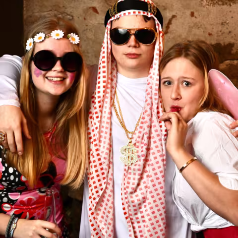 Höhepunkt im Internatsleben: die jährliche Faschingsparty Schüler und Schülerinnen auf der jährlichen Faschingsparty