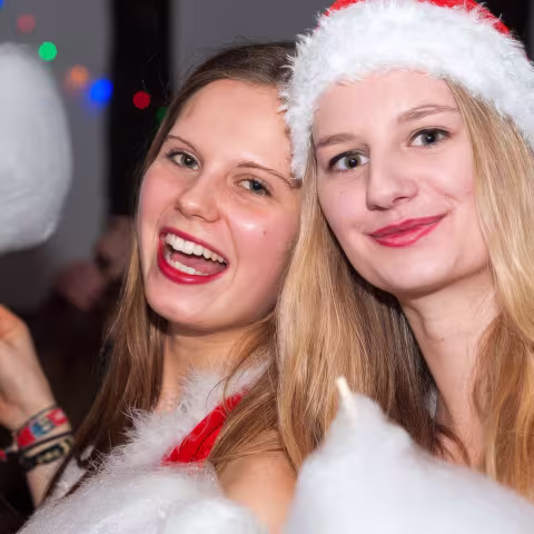 Höhepunkt im Internatsleben: das Weihnachts-IWO Schülerinnen beim Weihnachts-IWO