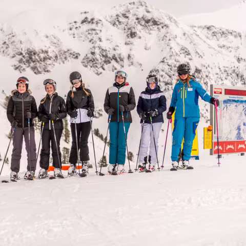 Höhepunkt im Internatsleben: Skifreizeit in Obertauern Schülerinnen bei der Skifreizeit in Obertauern