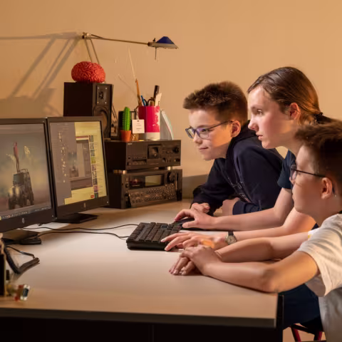 Projekte auf Schloss Torgelow: Webdesign Schüler am Computer beim Bearbeiten eines Bildes