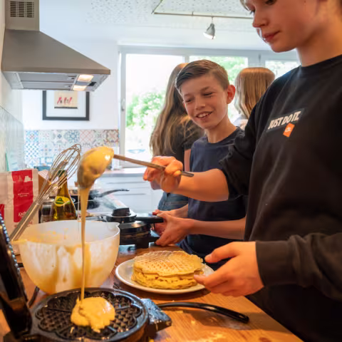 Projekte auf Schloss Torgelow: Backen Projekte: Schüler beim Backen