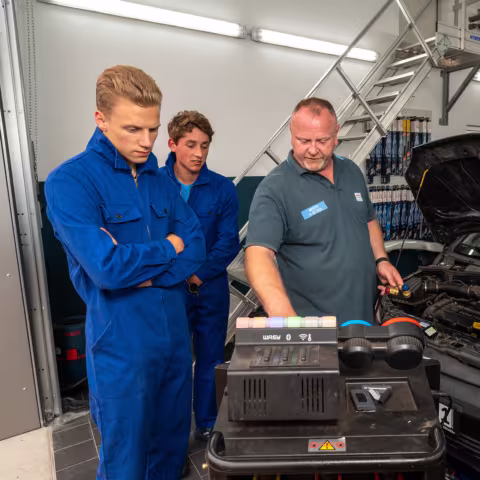 Projekte auf Schloss Torgelow: Autoreparatur Schüler in einer Werkstatt bei der Reparatur eines Autos