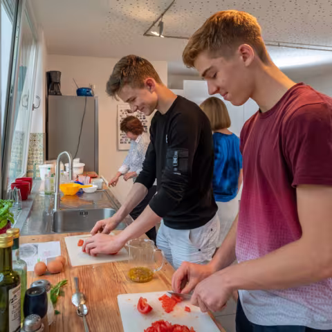 Projekte auf Schloss Torgelow: Kochen Projekt Kochen – Schüler schneiden Tomaten