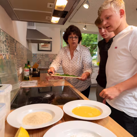 Projekte auf Schloss Torgelow: Kochen Projekt Kochen – Schüler am Herd
