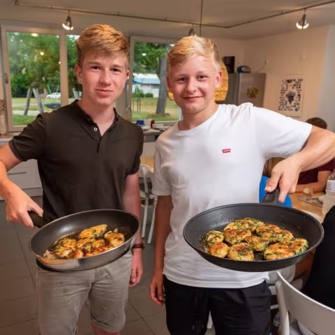 Projekte auf Schloss Torgelow: Kochen Projekt Kochen – Schüler mit Gericht