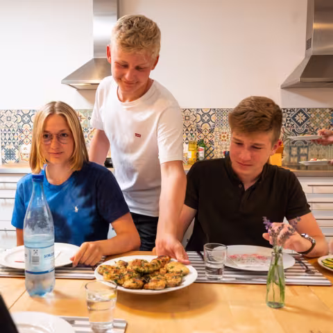 Projekte auf Schloss Torgelow: Kochen Projekt Kochen – Schüler serviert Gericht