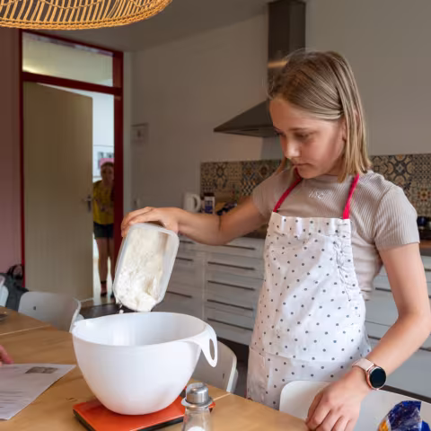 Projekte auf Schloss Torgelow: Backen Projekte: Schüler beim Backen