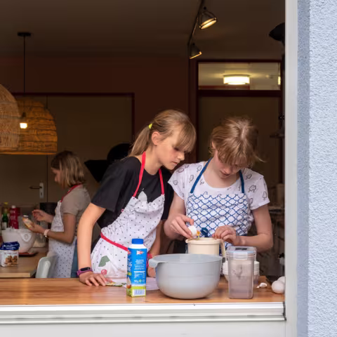 Projekte auf Schloss Torgelow: Backen Projekte: Schüler beim Backen