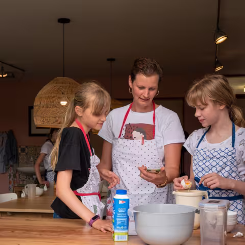 Projekte auf Schloss Torgelow: Backen Projekte: Schüler beim Backen
