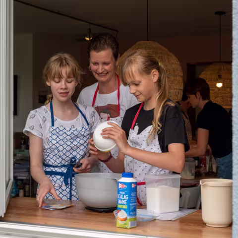 Projekte auf Schloss Torgelow: Backen Projekte: Schüler beim Backen