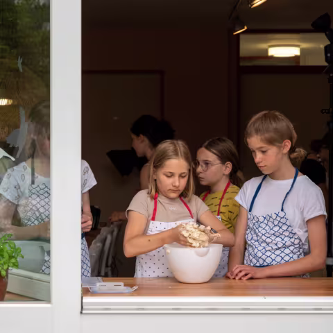 Projekte auf Schloss Torgelow: Backen Projekte: Schüler beim Backen