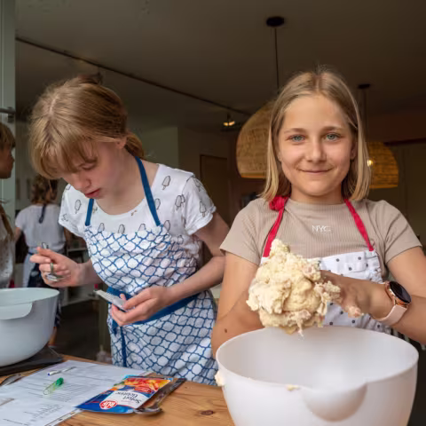 Projekte auf Schloss Torgelow: Backen Projekte: Schüler beim Backen