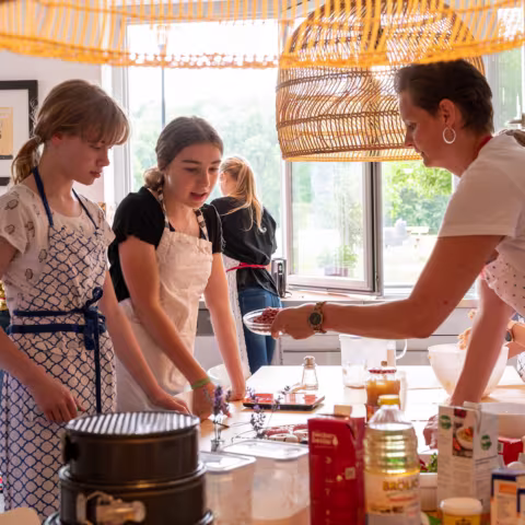 Projekte: Schüler beim Backen