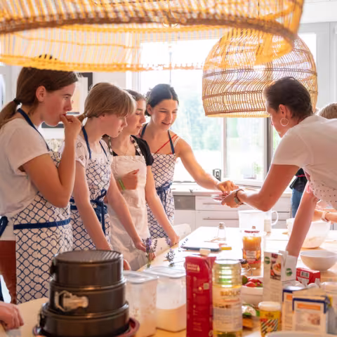 Projekte auf Schloss Torgelow: Backen Projekte: Schüler beim Backen