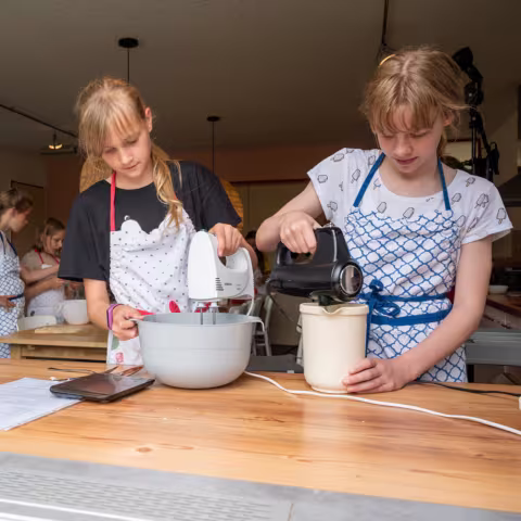 Projekte auf Schloss Torgelow: Backen Projekte: Schüler beim Backen