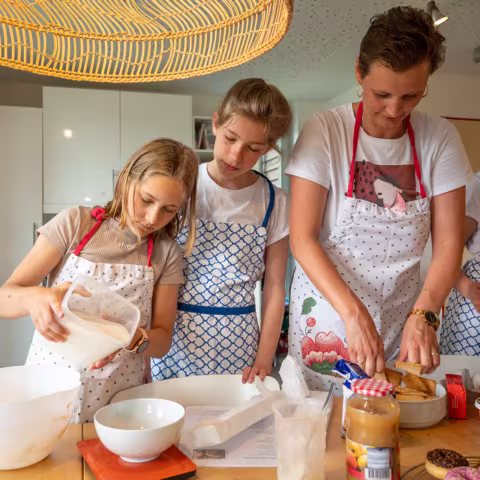 Projekte auf Schloss Torgelow: Backen Projekte: Schüler beim Backen