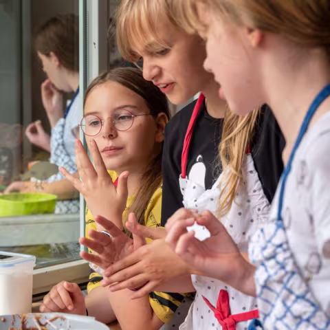 Projekte: Schüler beim Backen