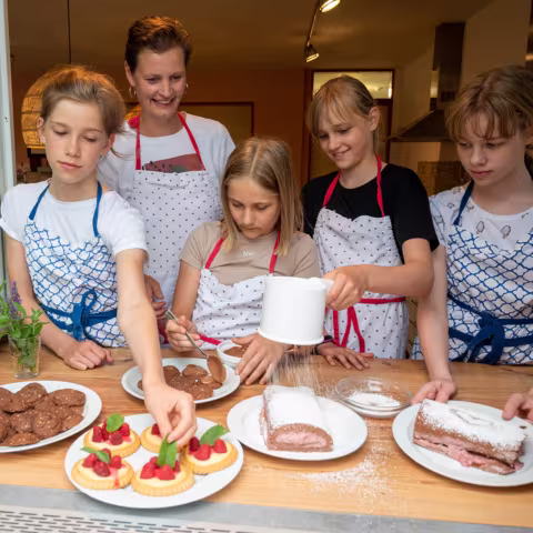 Projekte auf Schloss Torgelow: Backen Projekte: Schüler beim Backen