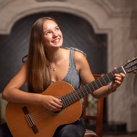 Kultur im Schloss Torgelow: Gitarre spielen Kultur im Schloss Torgelow: Schülerin beim Gitarre spielen
