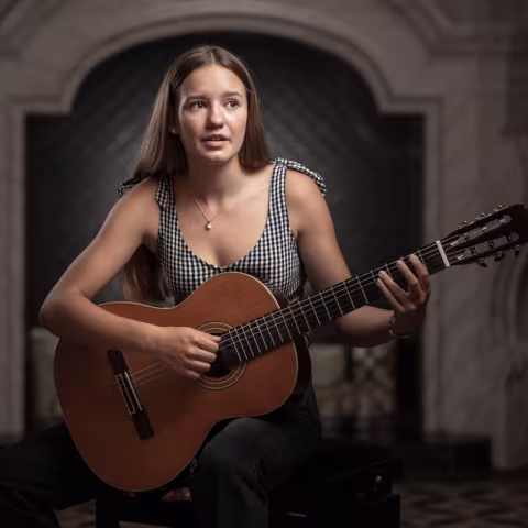 Kultur im Schloss Torgelow: Gitarre spielen Kultur im Schloss Torgelow: Schülerin beim Gitarre spielen