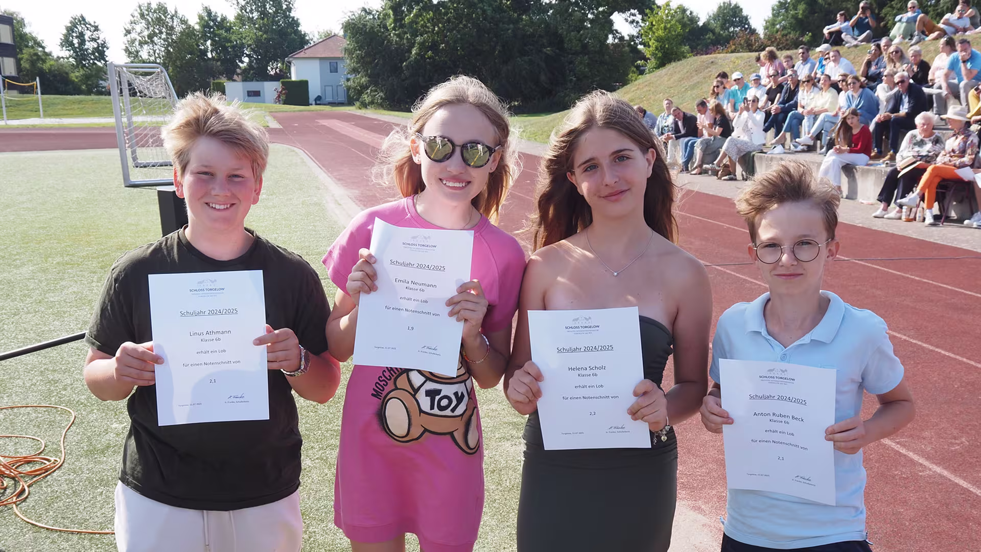 Rückblick, Auszeichnungen, Abschied – Schuljahresabschluss 2025 auf dem Sportplatz Rückblick, Auszeichnungen, Abschied – Schuljahresabschluss 2025 auf dem Sportplatz