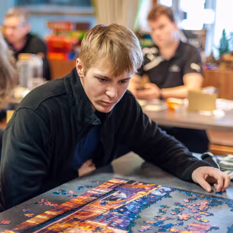 Leben im Internat und soziales Miteinander: Schüler beim Puzzeln Leben im Internat und soziales Miteinander: Schüler beim Puzzeln